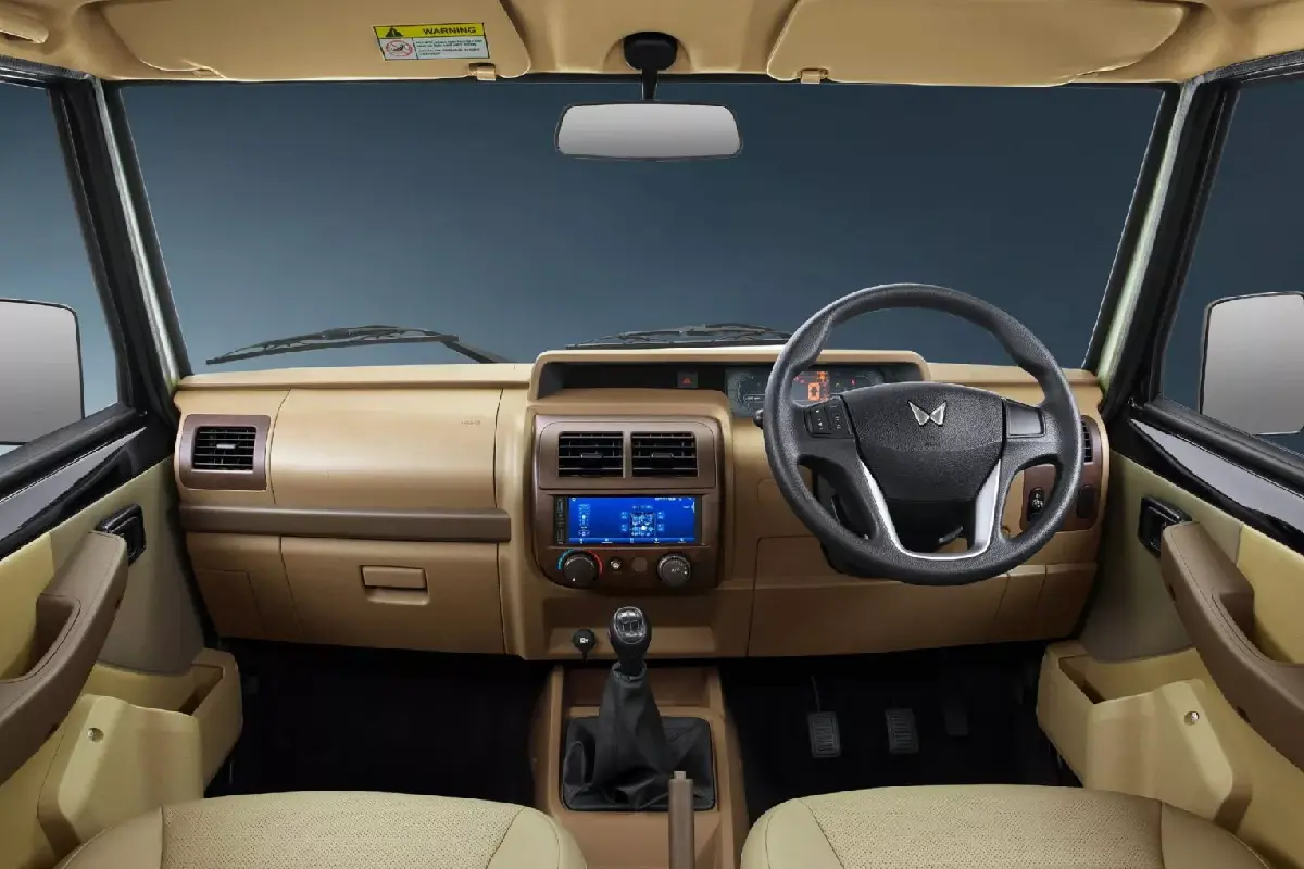 интерьер салона Mahindra Bolero интерьер салона Mahindra Bolero
