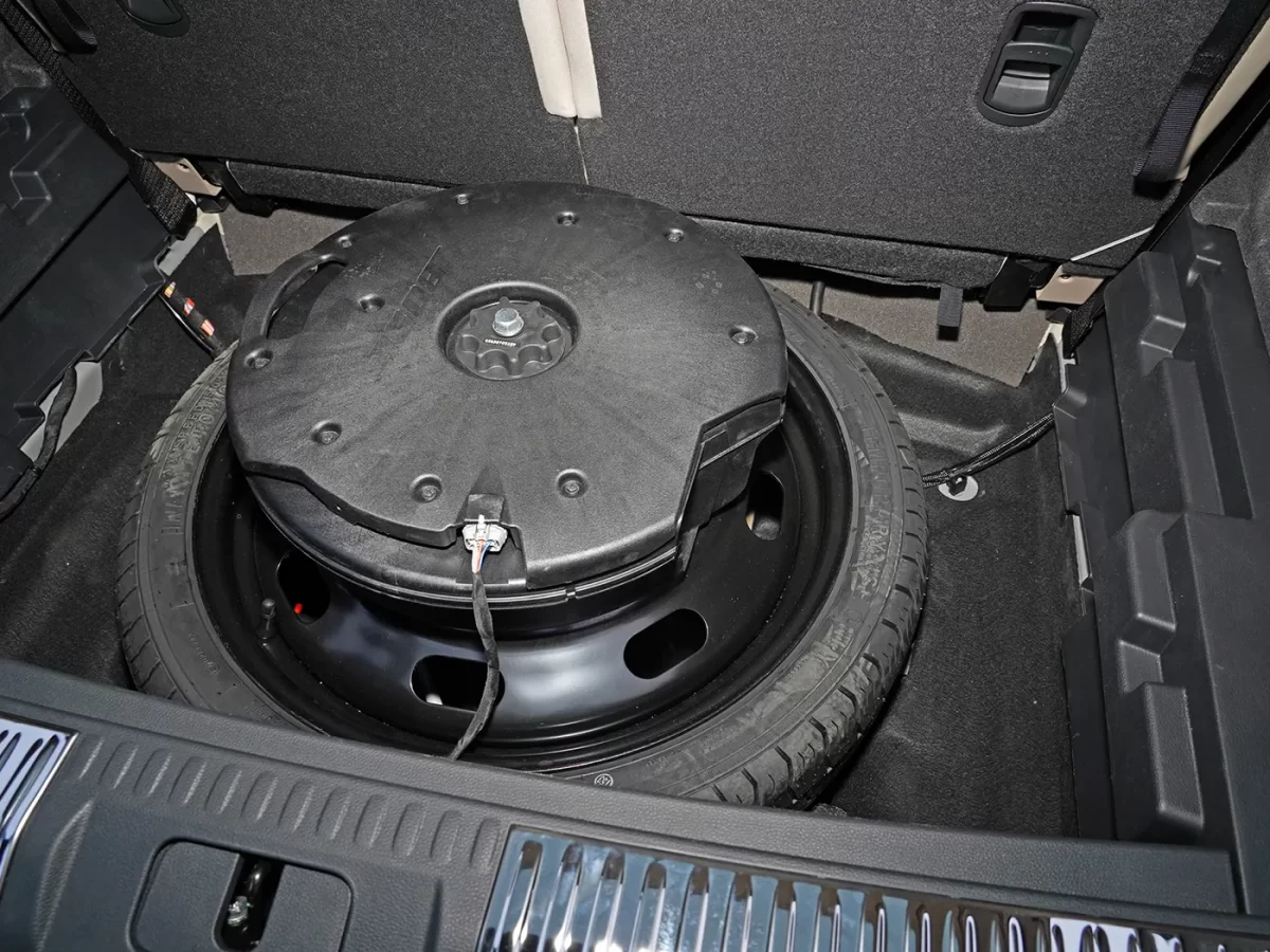 сабвуфер на запасном колесе в подполе багажника Hongqi HS7 сабвуфер на запасном колесе в подполе багажника Hongqi HS7