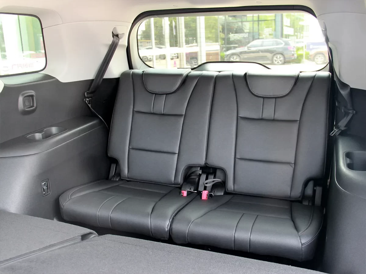 третий ряд пассажирских кресел