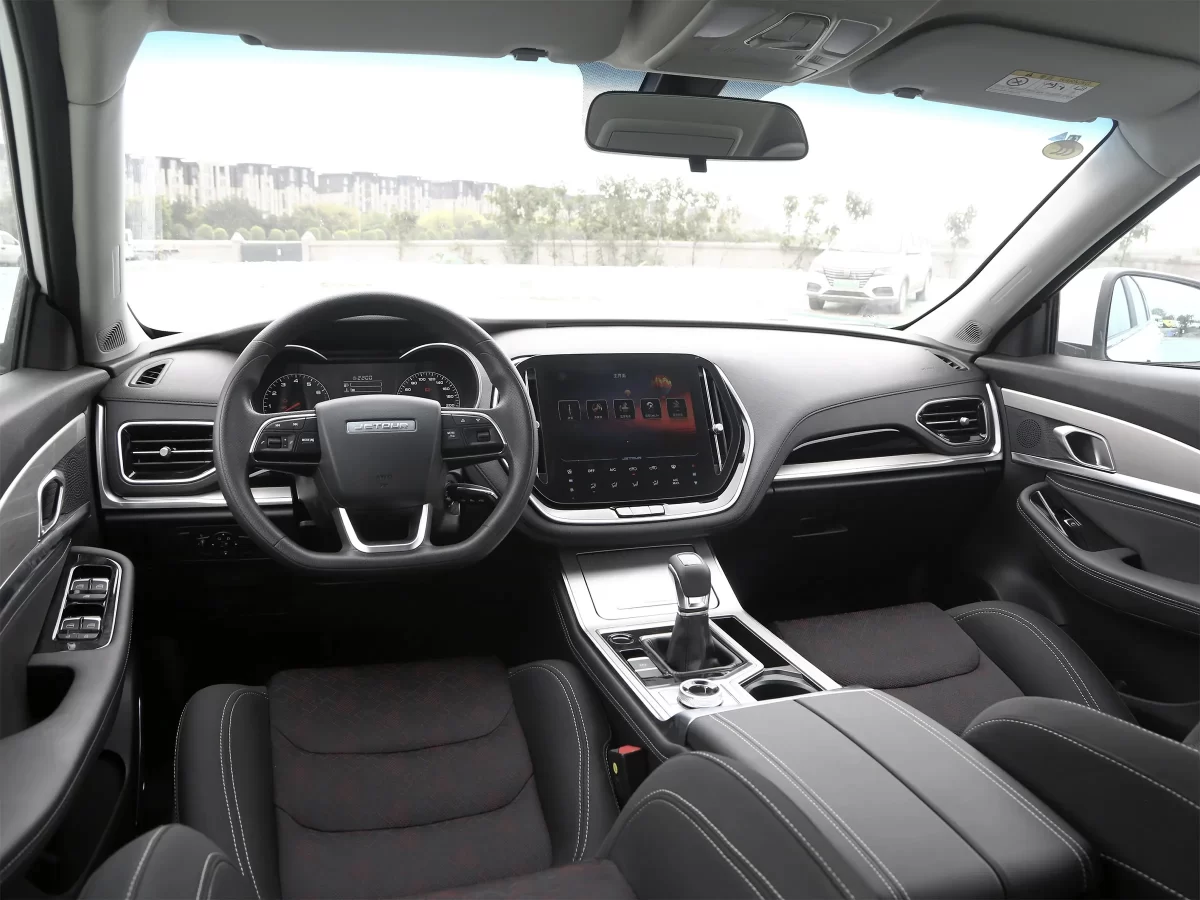 интерьер салона базовой версии Jetour X70