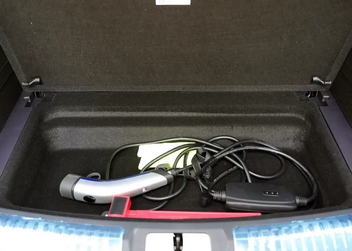 кабель для подзарядки в подпольной нише багажного отделения кабель для подзарядки в подпольной нише багажного отделения