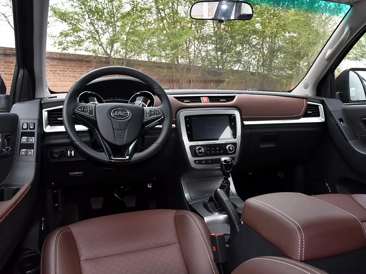 интерьер салона JAC T8 (первое поколение)