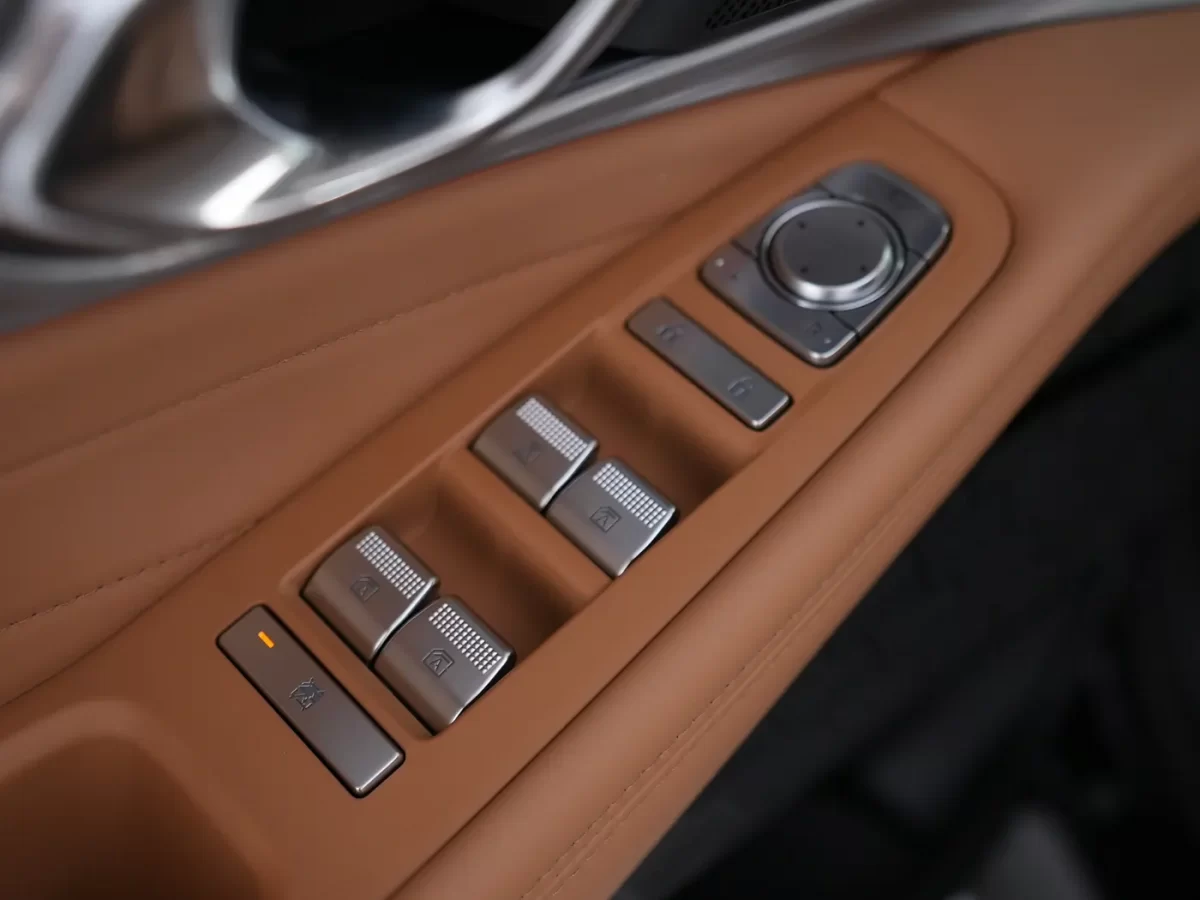 кнопки управления боковым остеклением и зеркалами