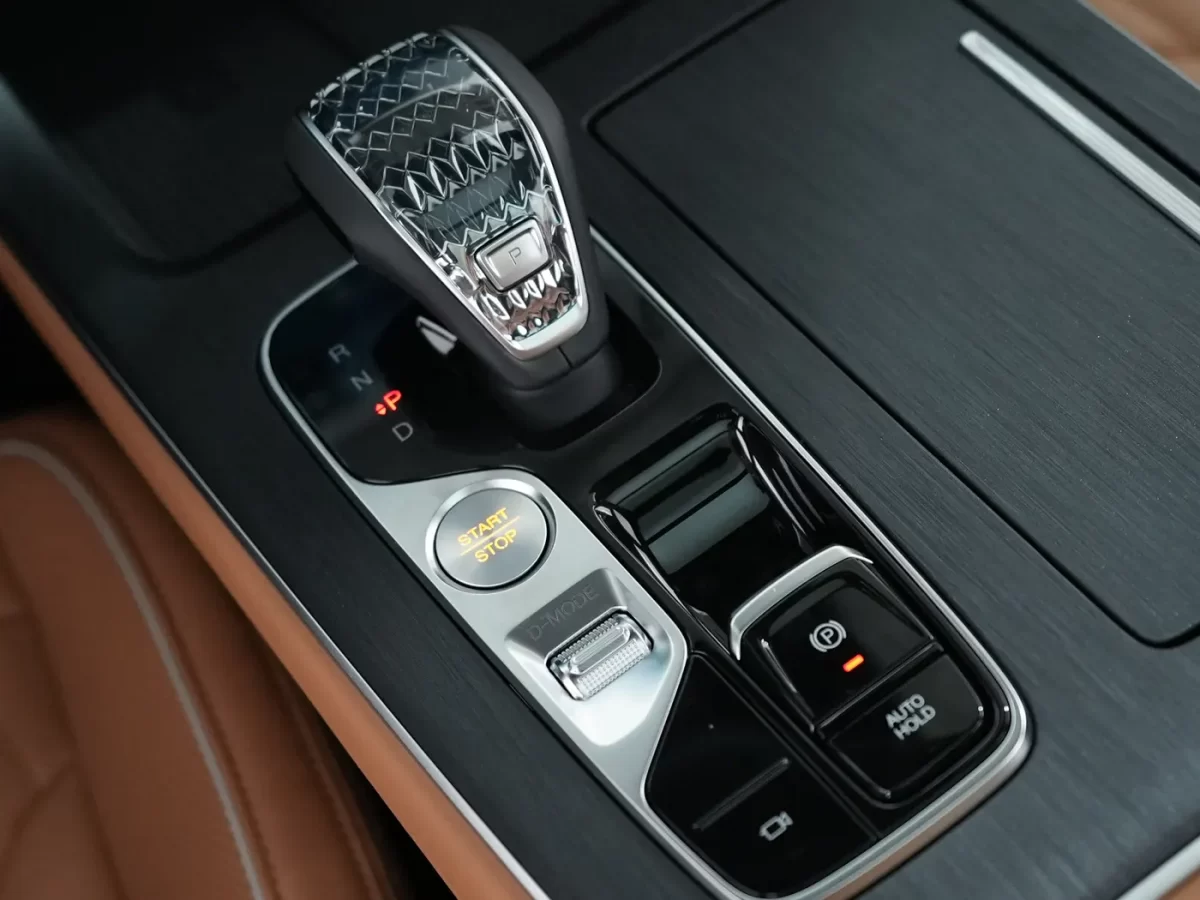 рукоятка КПП, клавиша тормозв и другие кнопки