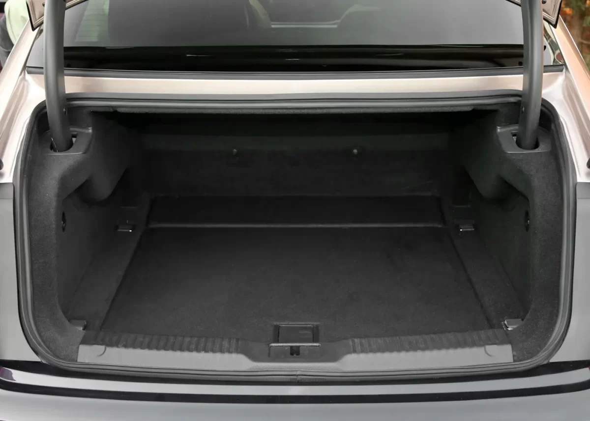 багажный отсек в седане Hongqi H9