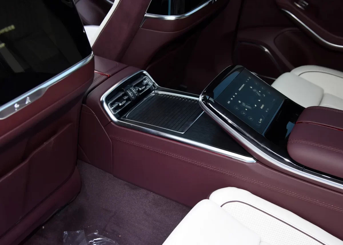 сенсорный пульт управления для пассажиров второго ряда