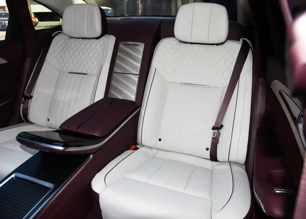 раздельные кресла второго ряда в H9+ марки Hongqi