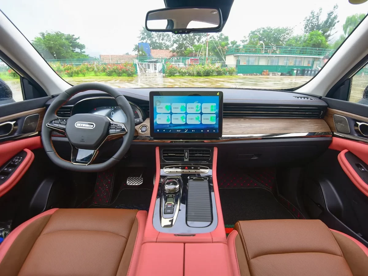 интерьер салона ЕТ 5 - приборная панель, центральная консоль и ГУ