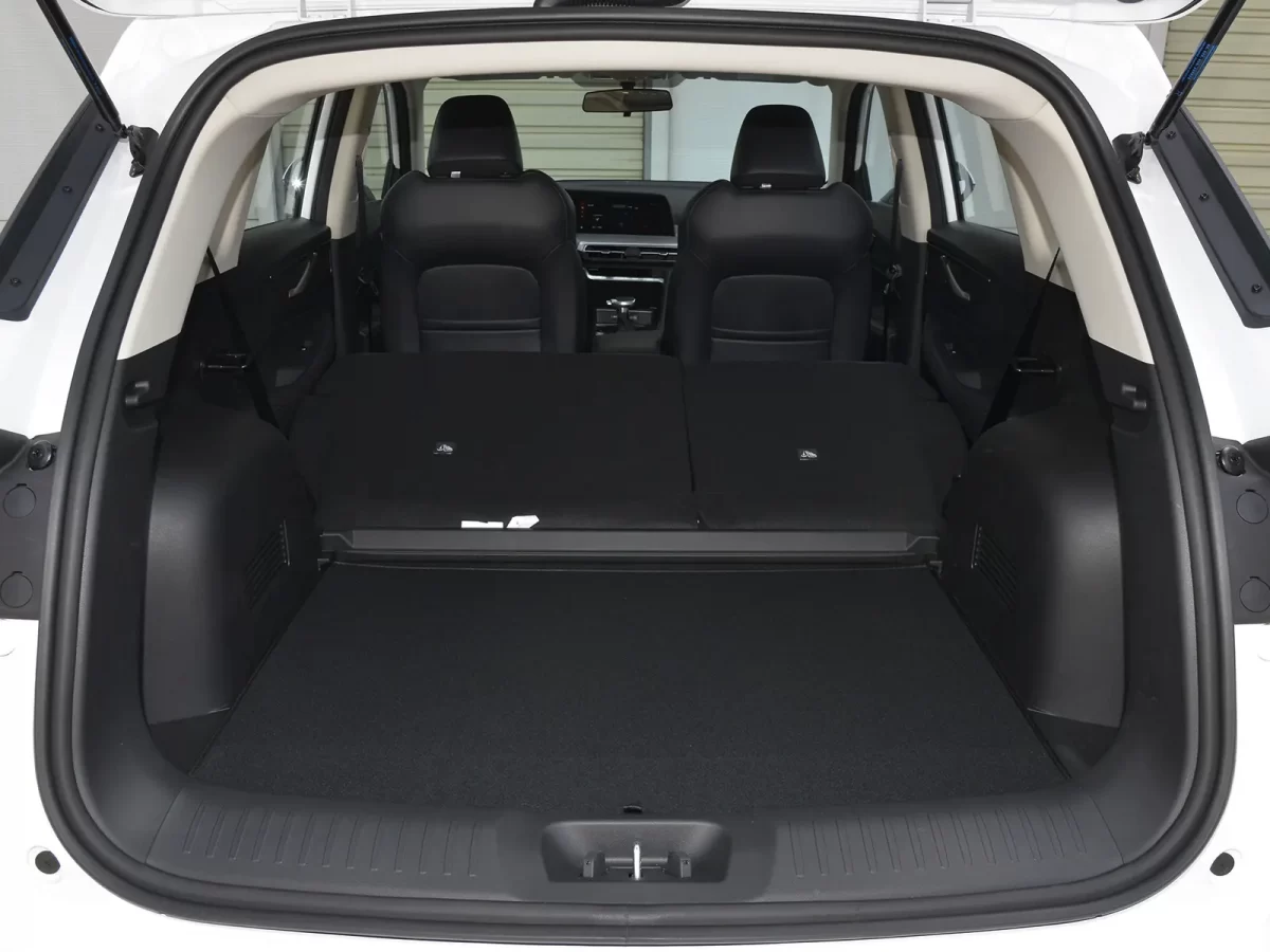 сложенные задние кресла - увеличивают объём багажника