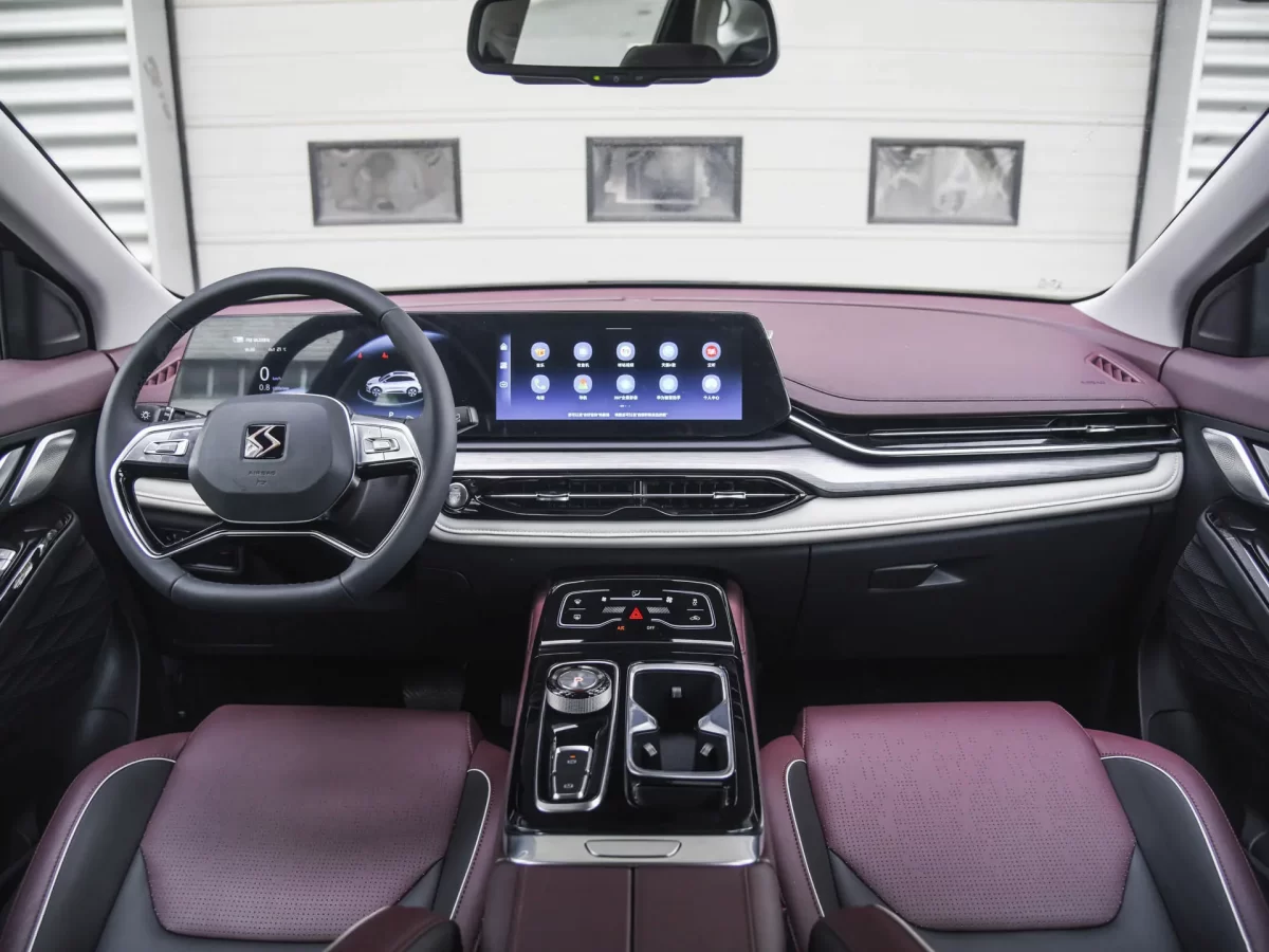 интерьер салона JAC JS6
