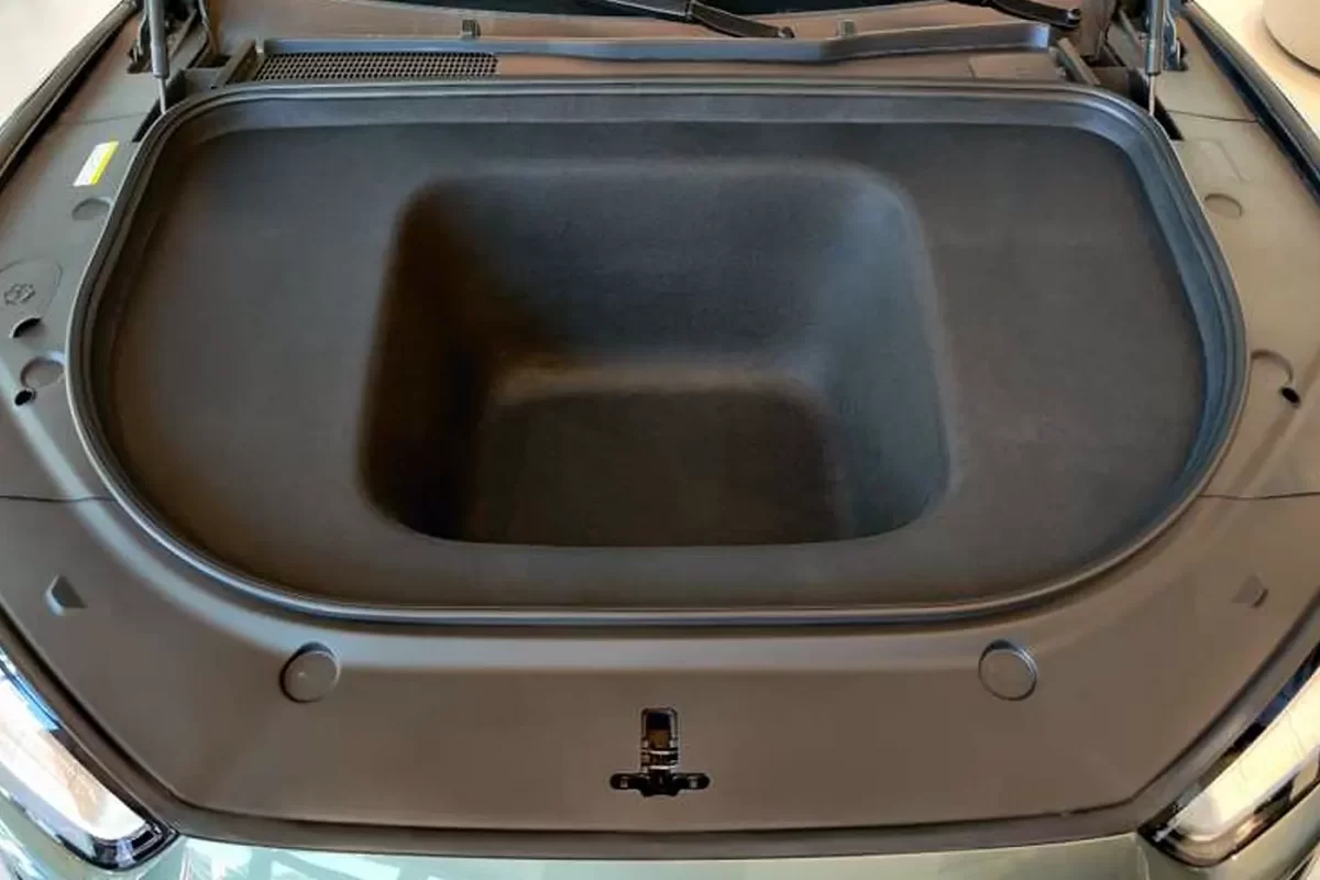 багажная ниша под капотом электромобиля Evolute i-Jet багажная ниша под капотом электромобиля Evolute i-Jet