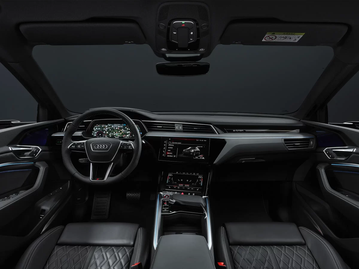 интерьер салона Ауди Ку 8 е-трон