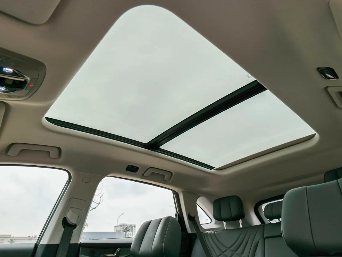 панорамный люк на крыше Кайя Икс 7