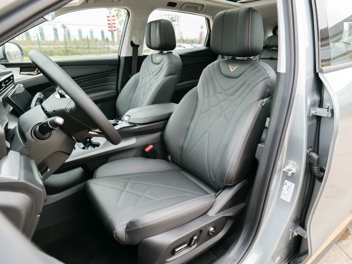 передние кресла в Кунлуне Х7