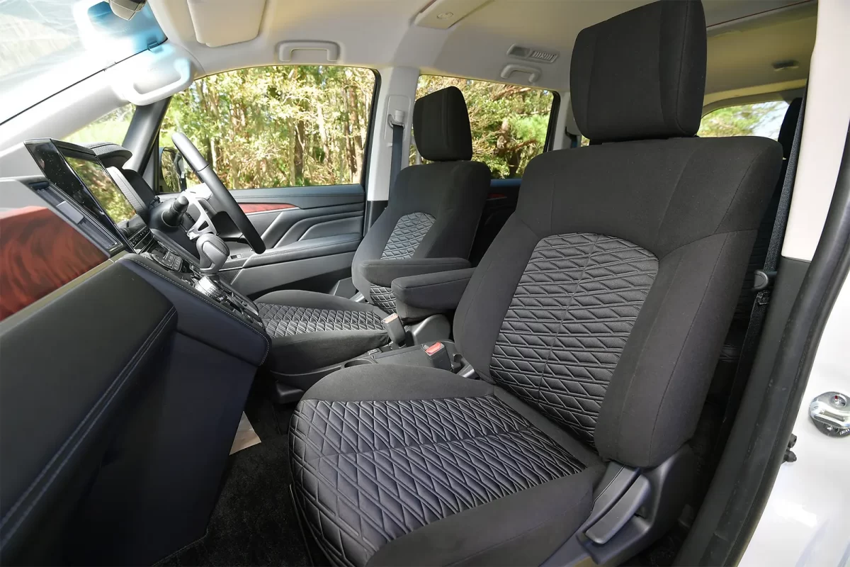 передние кресла в салоне Митсубиси Делики Д5