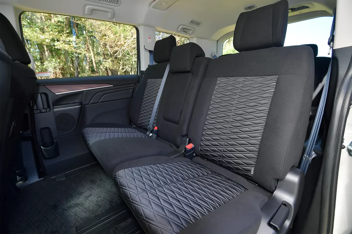 интерьер салона Mitsubishi Delica D:5 (второй и третий пассажирский ряд)