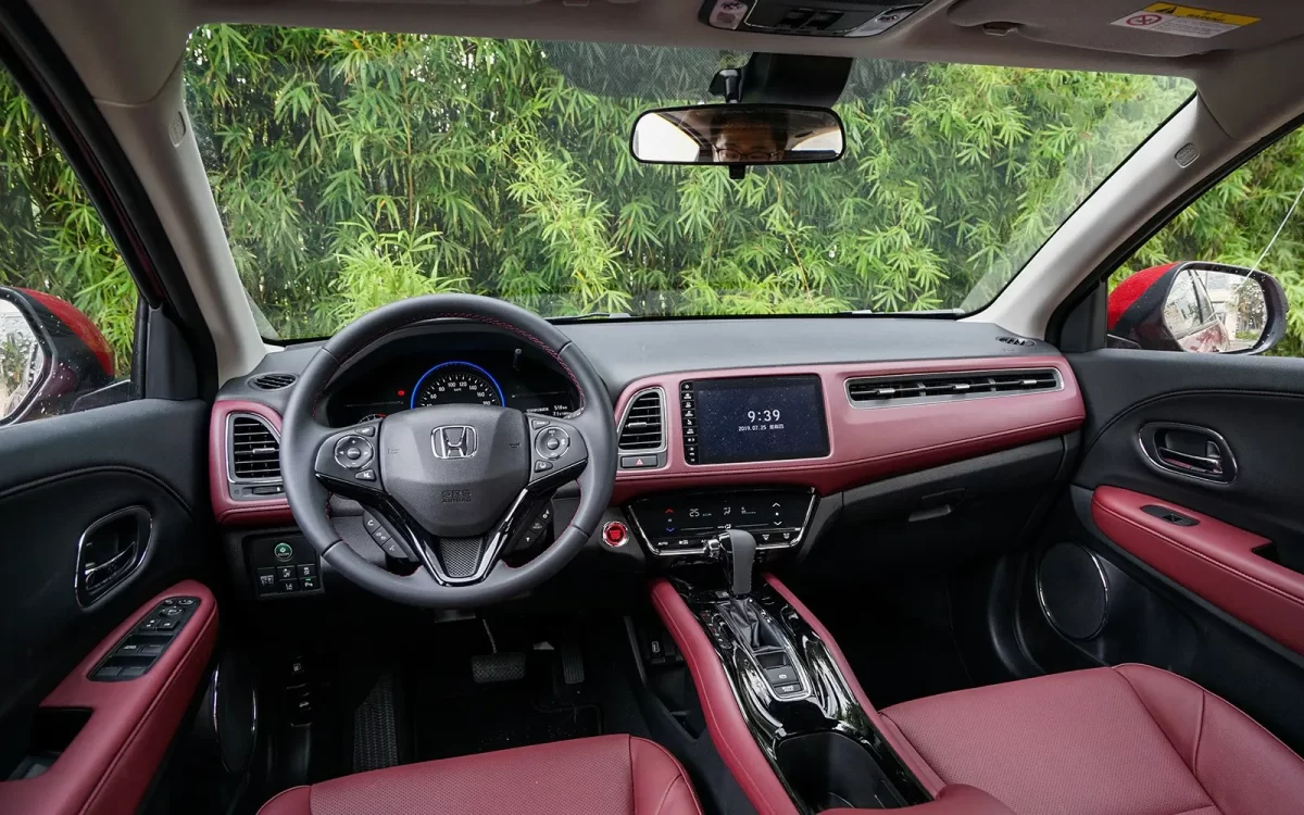 интерьер салона Хонды Везел 1-го поколения интерьер салона Хонды Везел 1-го поколения