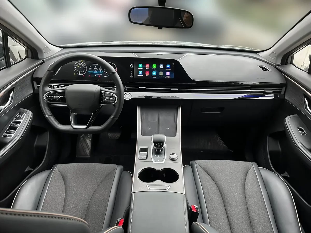 интерьер салона пятой модели Омоды интерьер салона пятой модели Омоды