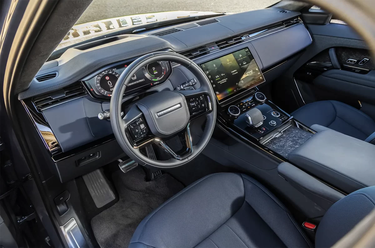 интерьер салона (Land Rover L461) приборная панель, руль, центральная консоль и ГУ