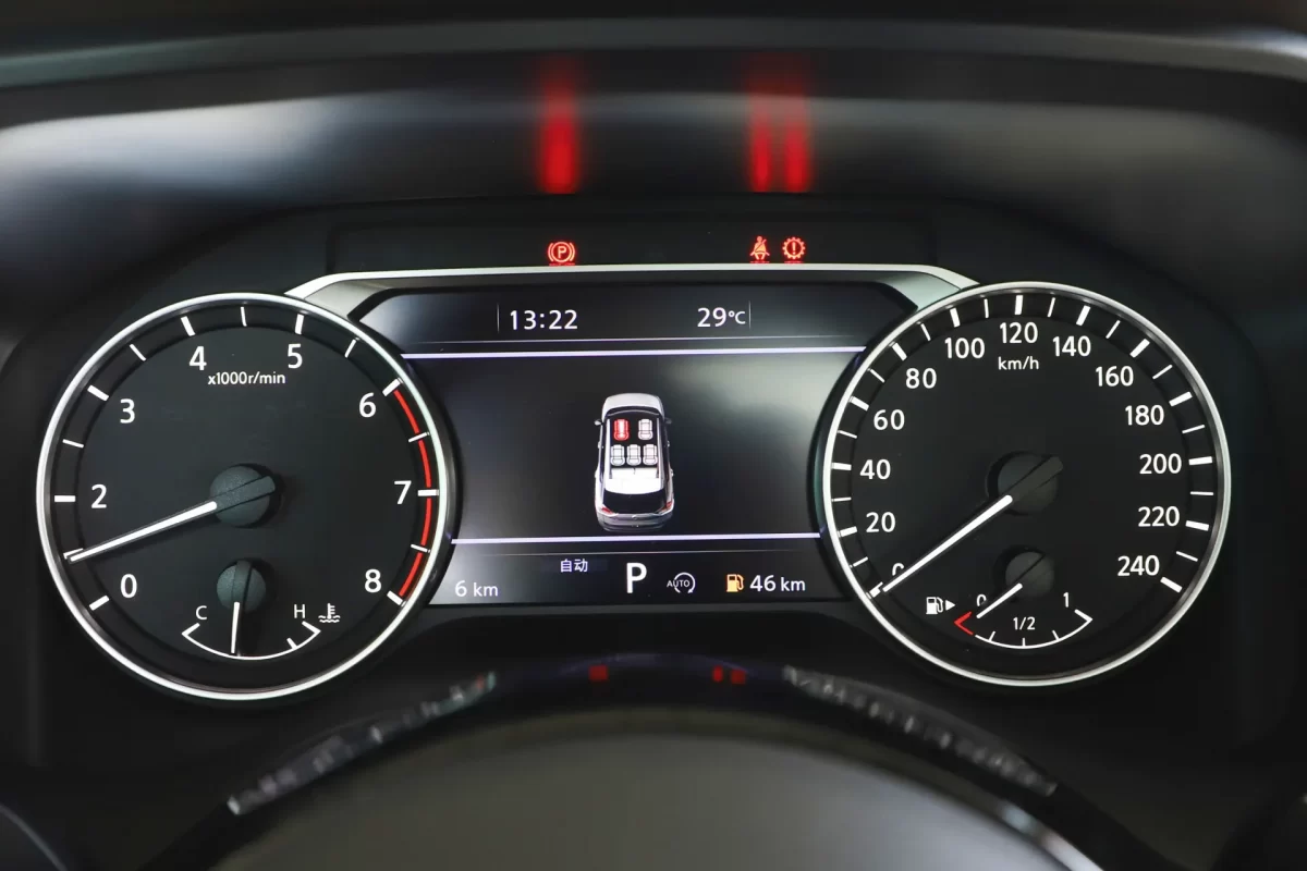 аналоговая приборная панель в базовой версии аналоговая приборная панель в базовой версии