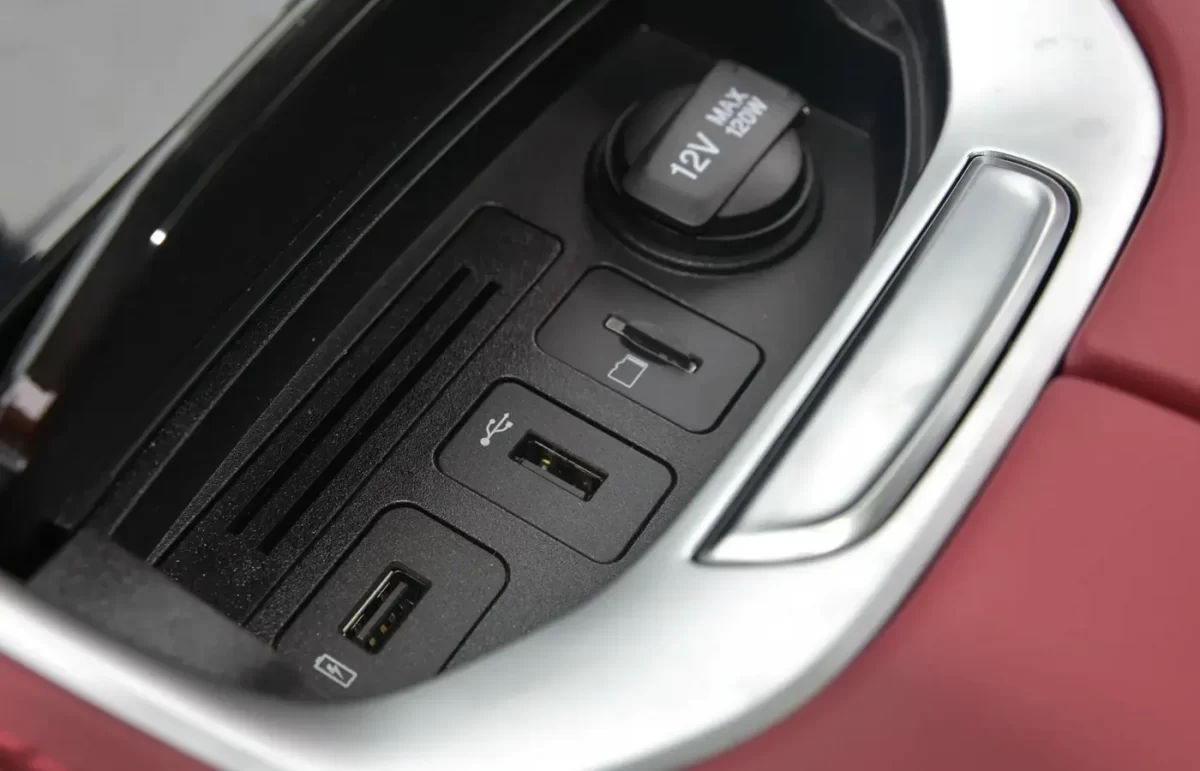 разъёмы на центральном тоннеле 