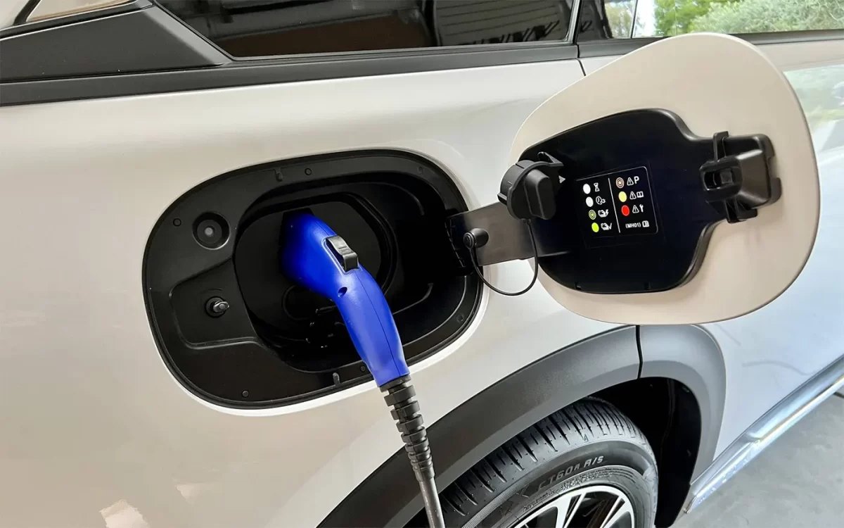 порт быстрой подзарядки тяговых аккумуляторов в Мазде СХ-90