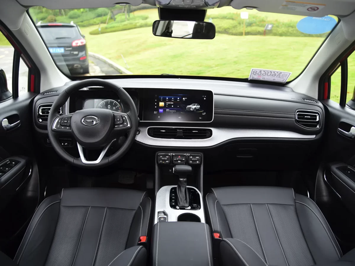 интерьер салона обновленной модели первого поколения интерьер салона обновленной модели первого поколения