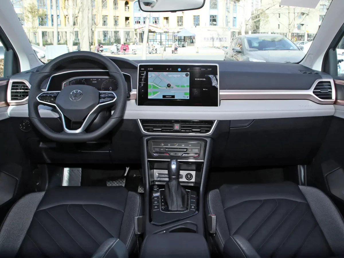 интерьер салона обновленного Tharu интерьер салона обновленного Tharu