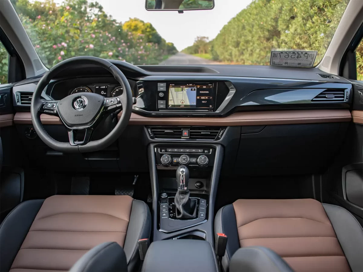 интерьер салона дорестайлингового Tharu интерьер салона дорестайлингового Tharu