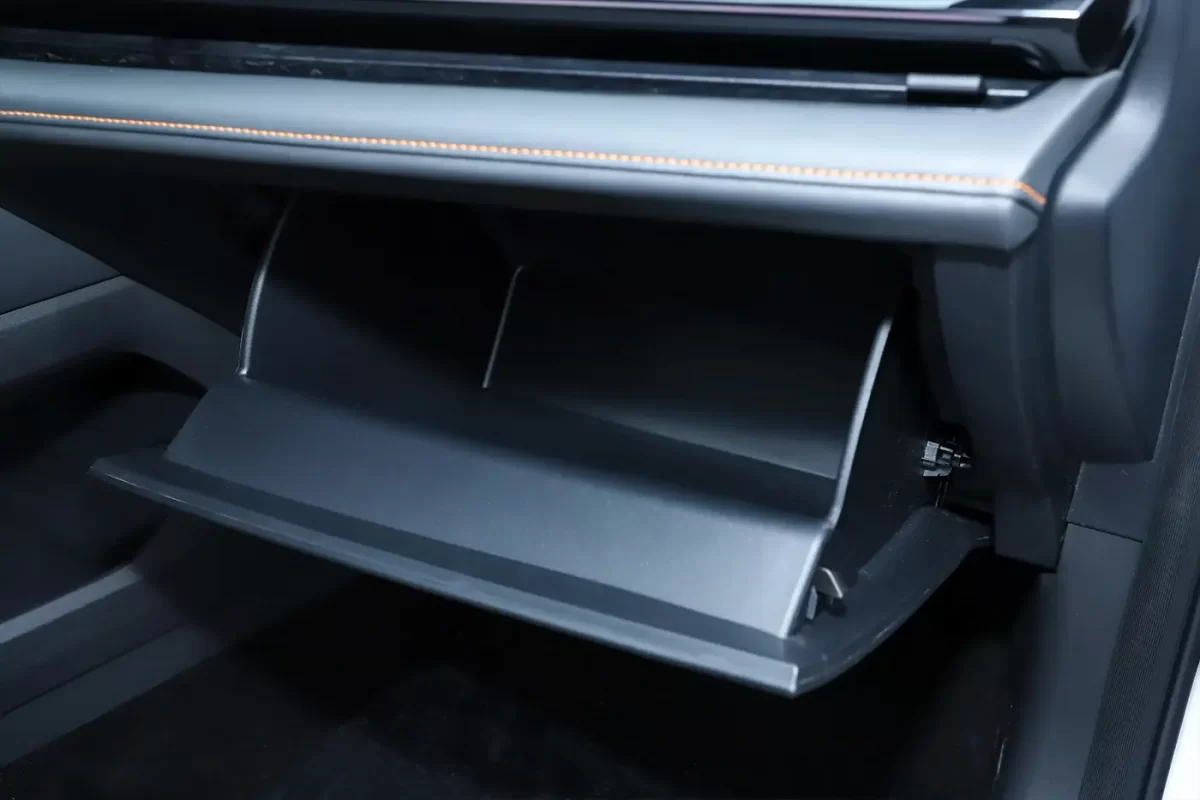 бардачок со стороны переднего пассажира бардачок со стороны переднего пассажира