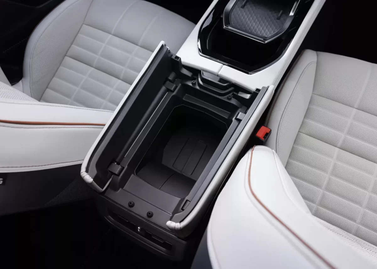 ниша в подлокотнике передних пассажиров ниша в подлокотнике передних пассажиров