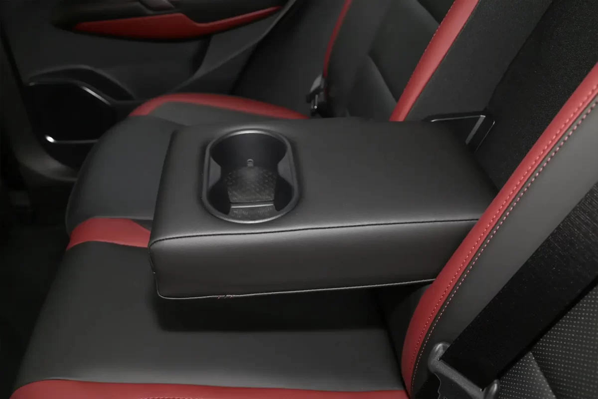 откидной подлокотник в спинке дивана второго ряда откидной подлокотник в спинке дивана второго ряда