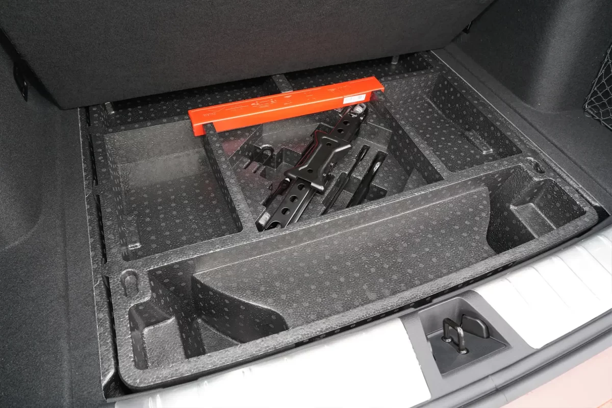 подполье багажника - ниша для инструментов подполье багажника - ниша для инструментов