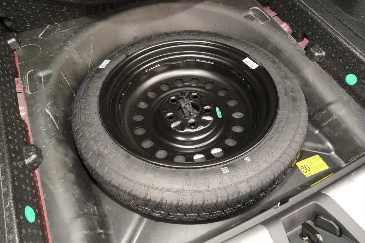 подполье багажника - ниша для запасного колеса подполье багажника - ниша для запасного колеса