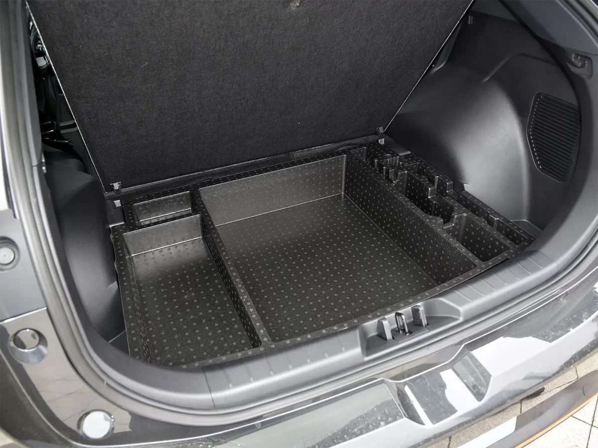 ниша в подполье багажного отсека Эволют Ай-Ская