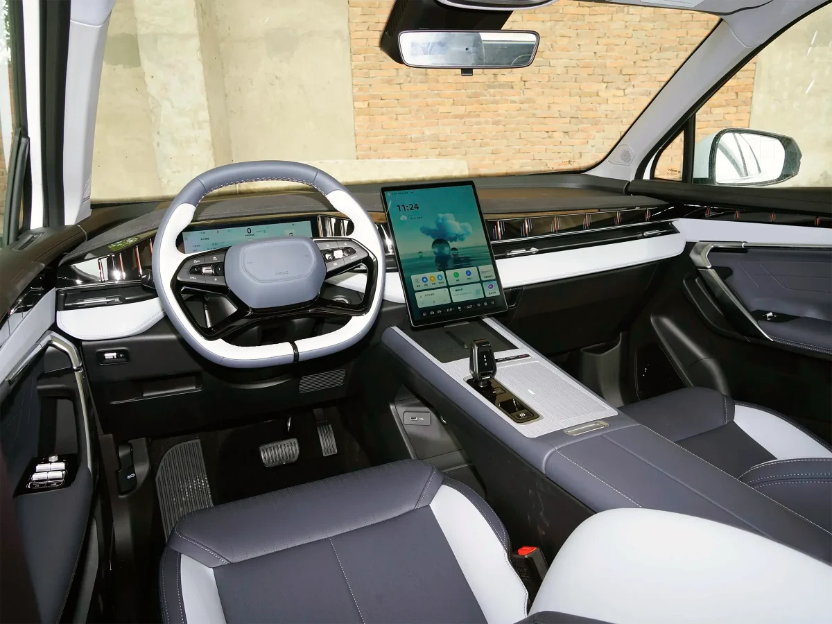интерьер салона Volga K40 (2015'Boyue L)