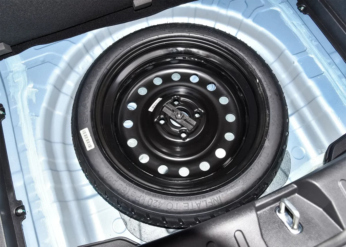 запаска в подполье багажника