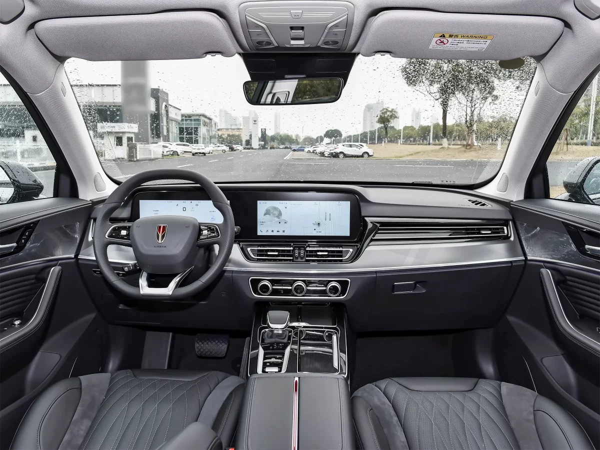 интерьер салона обновленного Hongqi HS5