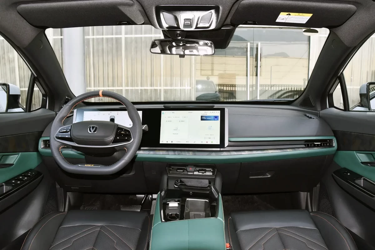 интерьер салона в Чангане модель Уни-Т интерьер салона в Чангане модель Уни-Т