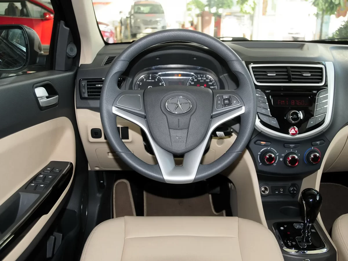 интерьер салона Джака J4 (Heyue A30) интерьер салона Джака J4 (Heyue A30)