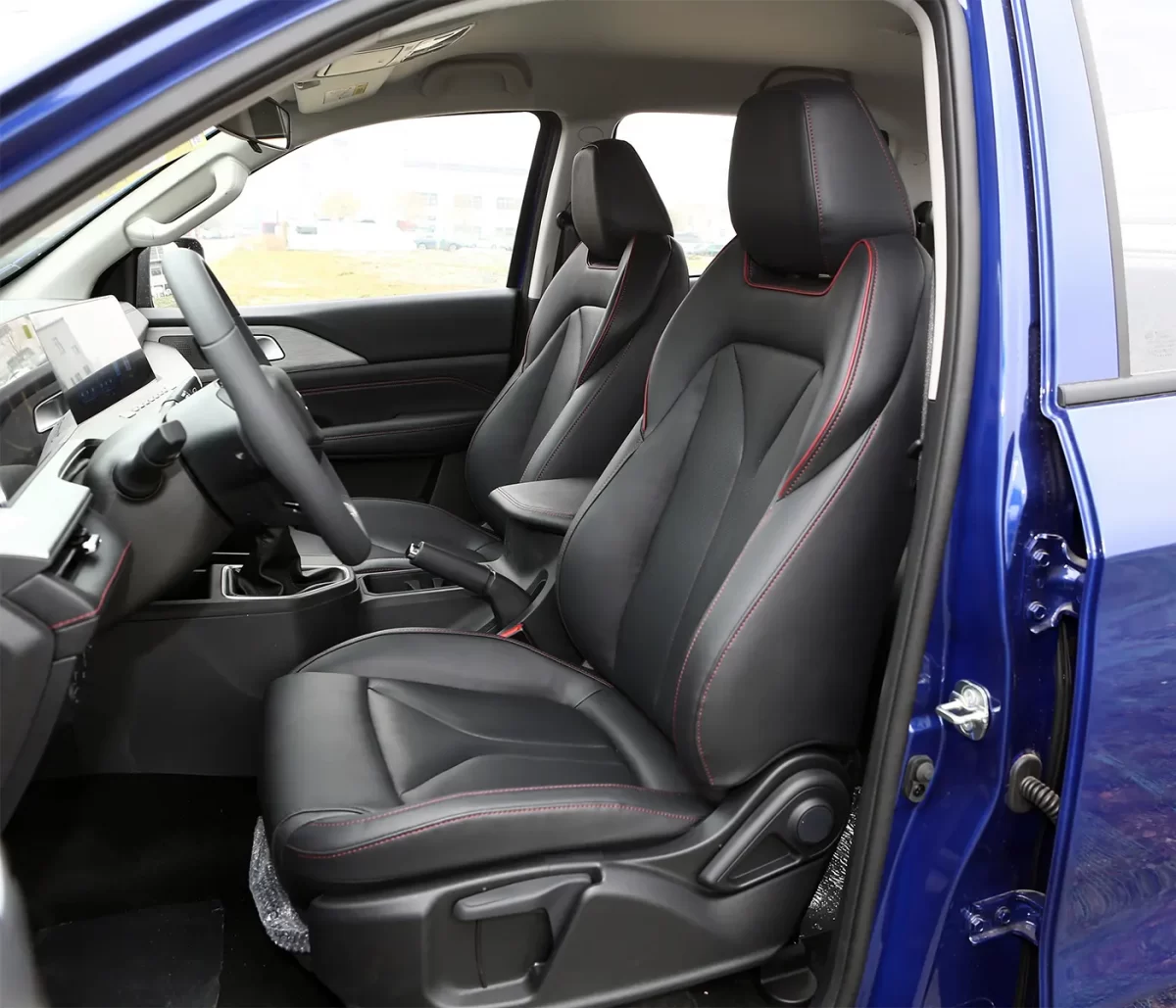 передние сидения в салоне пикапа Хантера Плюс