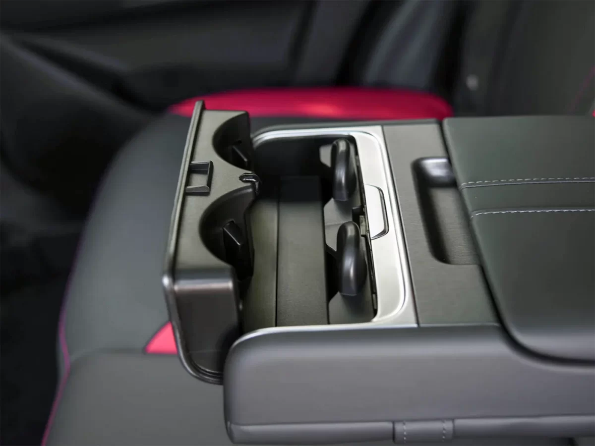 функциональный откидной подлокотник на заднем диване в Dashing марки Jetour функциональный откидной подлокотник на заднем диване в Dashing марки Jetour