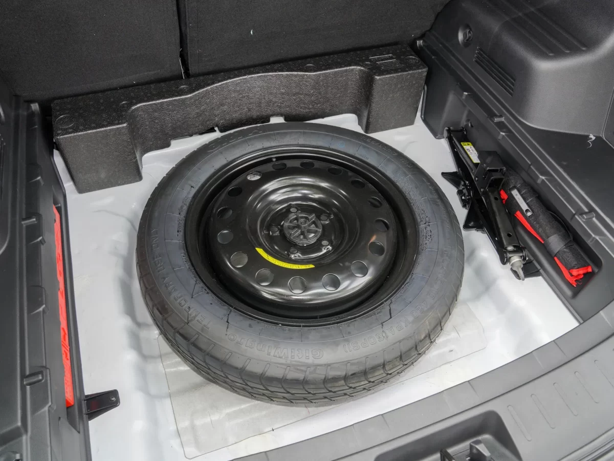 запаска в подполье багажника