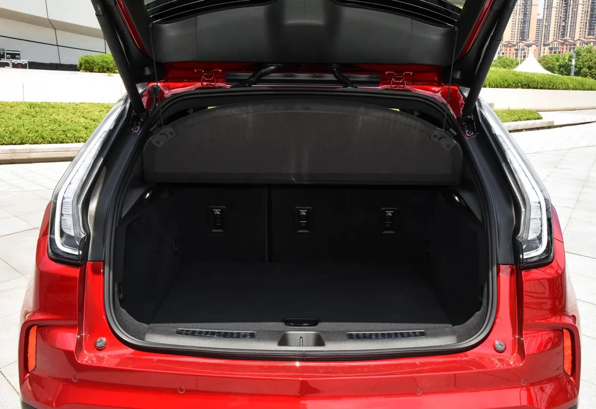 багажник в Кадиллаке ХТ 4 багажник в Кадиллаке ХТ 4