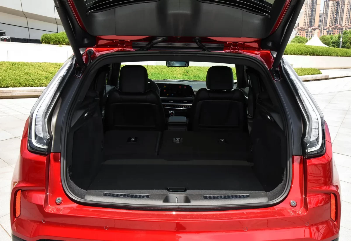 сложенный второй ряд пассажирских мест сложенный второй ряд пассажирских мест