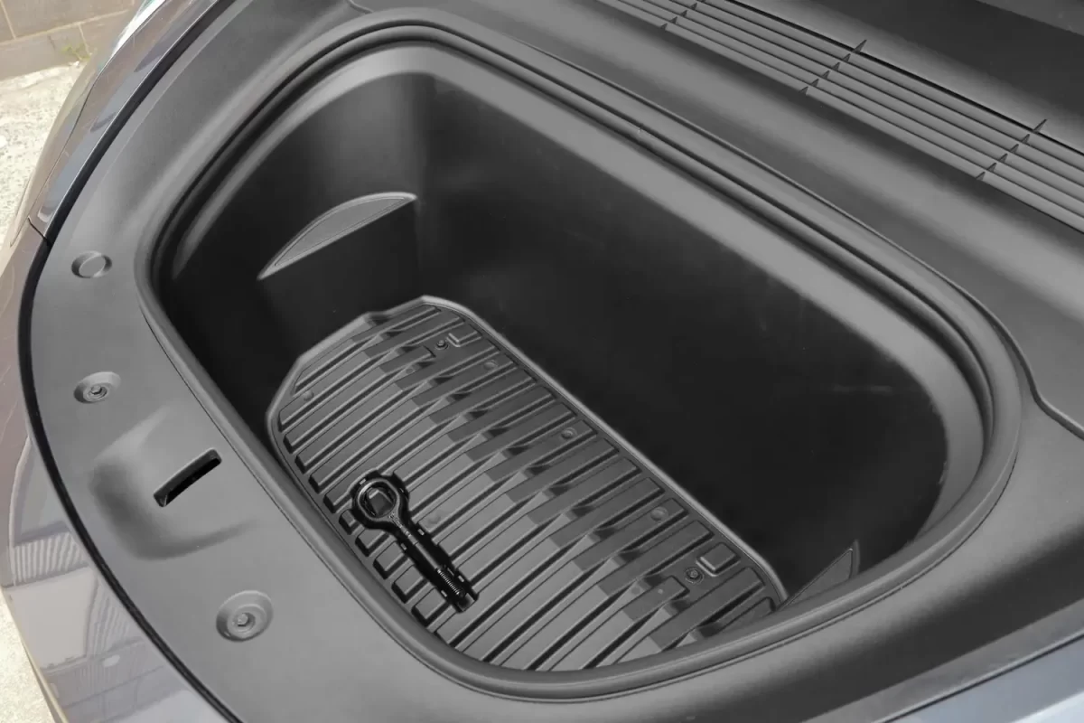 дополнительная ниша под капотом