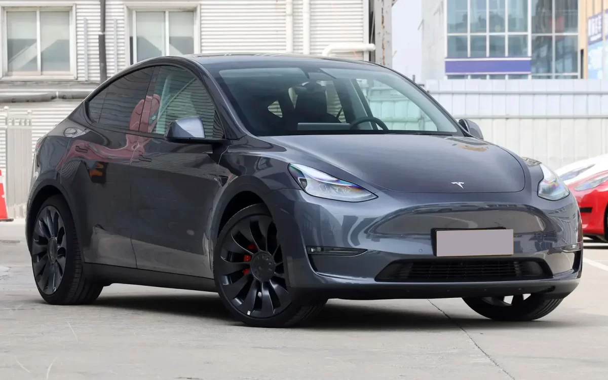 фотография синей Model Y от Tesla Motors (вид спереди)