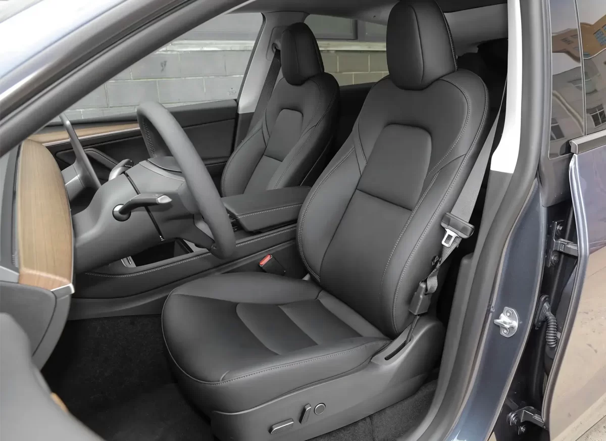 передние сидения Модели Игрек