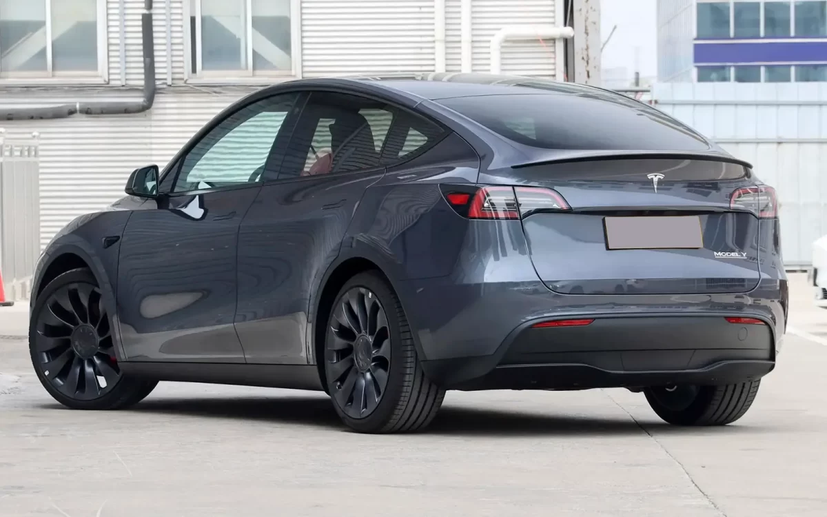 вид сзади на Теслу Модели Y серо-синего цвета