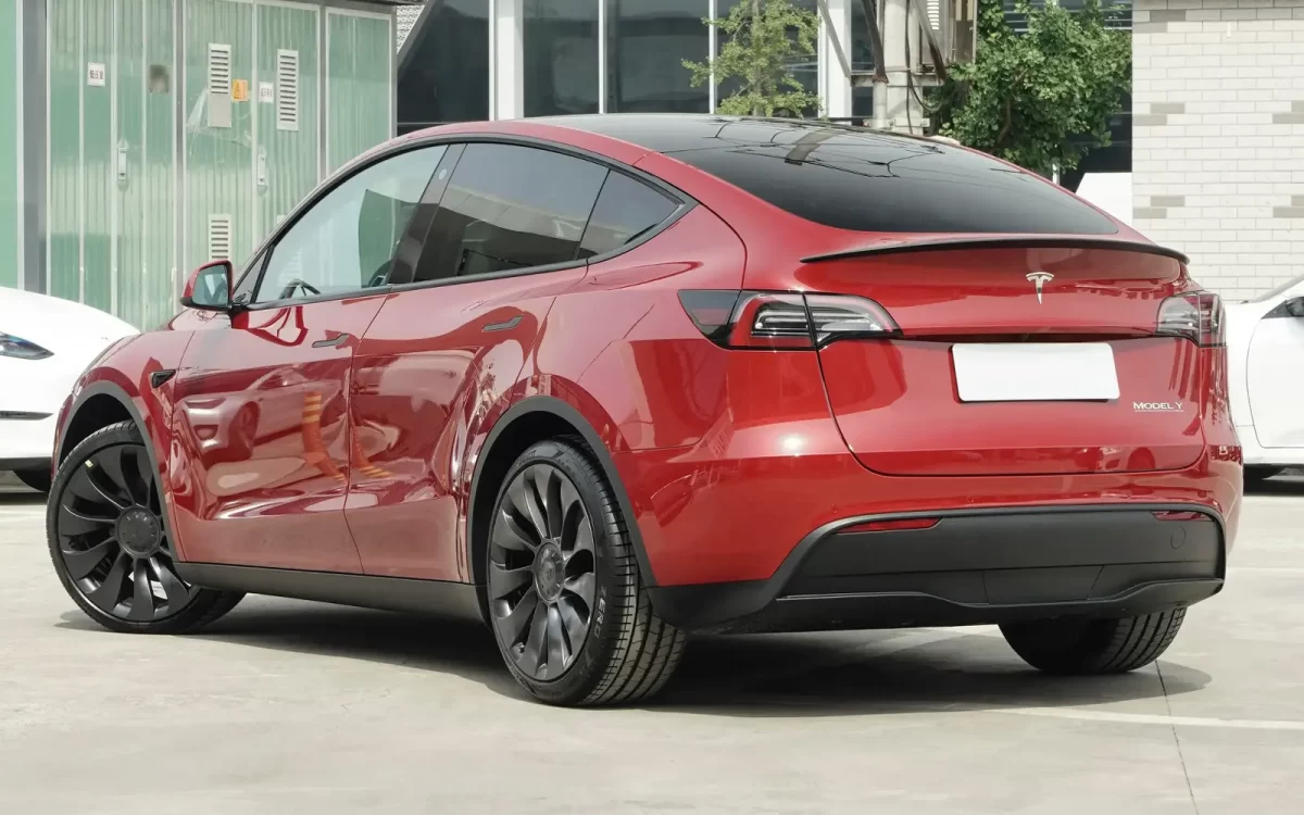 красная Tesla Модели Y (вид сзади)